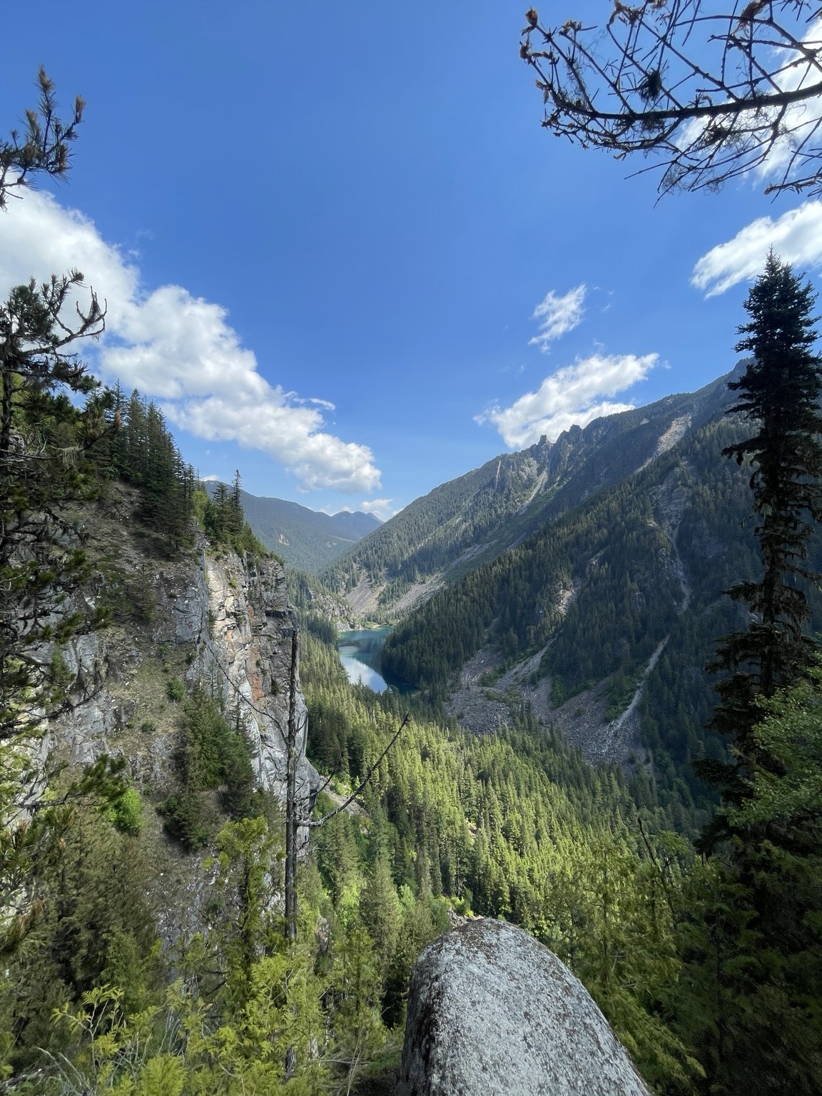 A turquoise view over Lindeman Lake in a steep forested valley